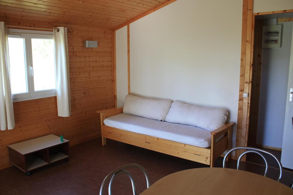 Cottages Du Lac De Miel Beynat Номер фото