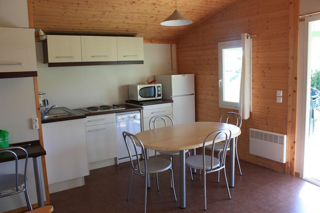 Cottages Du Lac De Miel Beynat Номер фото